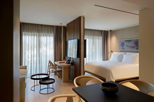 Postel nebo postele na pokoji v ubytování Dusit Suites Hotel Athens