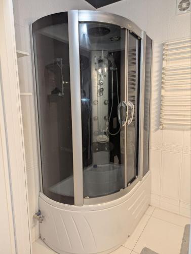 a shower in a bathroom with a glass door at Центр Либідь Плаза Новобудова провулок Лапушкіна 9 in Khmelnytskyi
