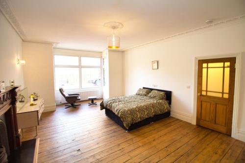 a bedroom with a bed and a desk and a window at Rochester - Large Private Lounge - Bedroom With En Suite Shower - Large Dining Area - Kitchen - Very Close To Town Centre - Wifi - Off Street Parking in Rochester