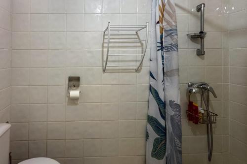 a bathroom with a shower with a toilet at Le Cocon Tropical - A 15min à pied de la plage in Sainte-Anne