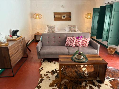 a living room with a couch and a coffee table at Hacienda Bambusa in El Caimo
