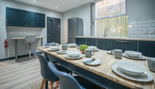 Kuchyň nebo kuchyňský kout v ubytování 8 Bed House For Contract Workers