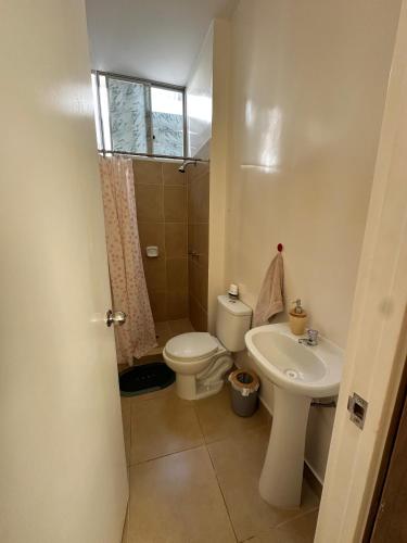 un baño con inodoro y lavabo en Departamento en residencial, en Tarapoto