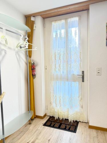 a room with a door with a curtain at Haus Caeli - Gemütlich im Zürcher Unterland in Wil