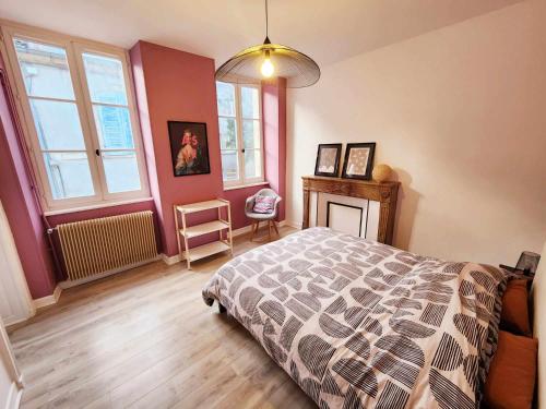 une chambre avec un lit et une cheminée dans l'établissement Appartement de Louise et Adrien, à Gray
