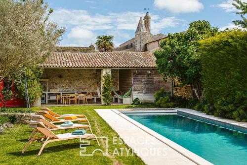 une maison avec une piscine dans la cour dans l'établissement Maison de vacances de charme avec piscine, à Saint-Georges-dʼOléron
