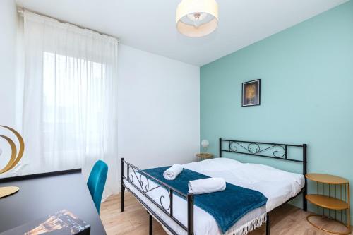 une chambre avec un lit, une table et des chaises dans l'établissement Lovely appartement au Stade de France, à Saint-Denis