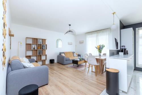 un salon avec un canapé et une table dans l'établissement Lovely appartement au Stade de France, à Saint-Denis