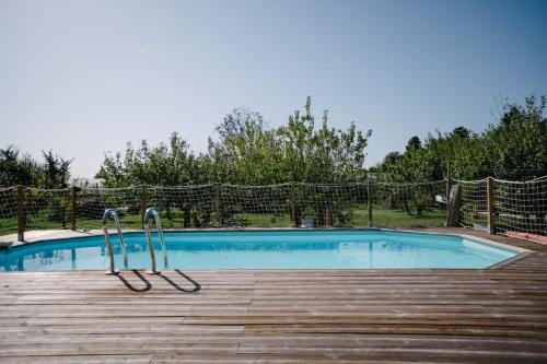 une petite piscine avec une terrasse en bois dans l'établissement 84B7 - Accommodation in a charming 18th century farmhouse, à Althen-des-Paluds