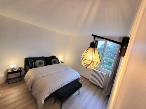 une chambre avec un grand lit et une fenêtre dans l'établissement Bel appartement Lagny sur Marne, à Lagny-sur-Marne
