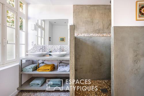 une salle de bain avec deux lavabos et un miroir dans l'établissement Maison de vacances de charme avec piscine, à Saint-Georges-dʼOléron