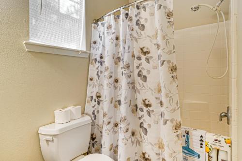 Koupelna v ubytování 6 Mi to Texas AandM Home with Fenced-In Yard