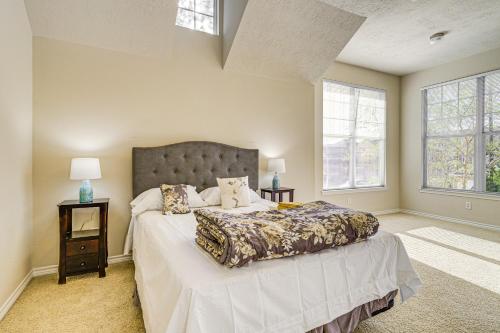 Postel nebo postele na pokoji v ubytování 6 Mi to Texas AandM Home with Fenced-In Yard