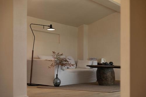 a living room with a white couch and a table at 丽思漫 心宿穹庐四野供氧庄园 in Shangri-La