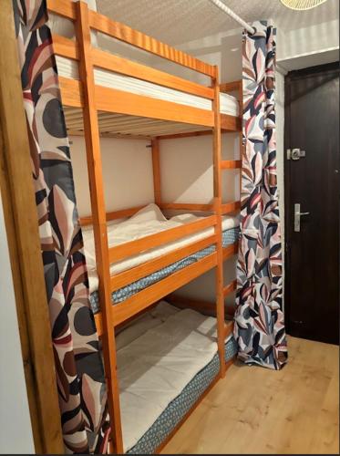 une chambre avec deux lits superposés dans l'établissement Les deux Alpes - vue sur les pistes - centre station, à Les Deux Alpes