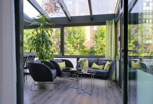 a living room with a couch and a table at Novina Hotel Tillypark in Nürnberg