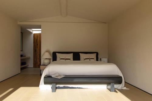 a bedroom with a large bed with white sheets at 丽思漫 心宿穹庐四野供氧庄园 in Shangri-La