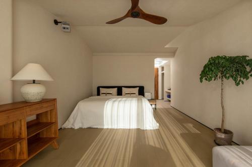a bedroom with a bed and a ceiling fan at 丽思漫 心宿穹庐四野供氧庄园 in Shangri-La