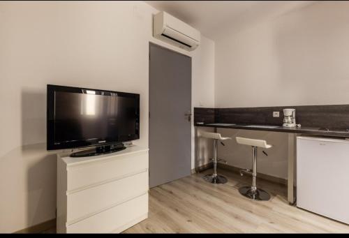 Il comprend un salon doté d'une télévision à écran plat et d'un comptoir. dans l'établissement joli studio centre ville, à Ajaccio