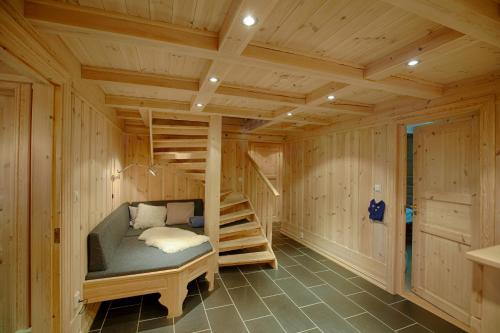 una baita di tronchi con letto a castello in una camera di Peaceful Cabin Close to Beitostølen Center&nature a Beitostøl