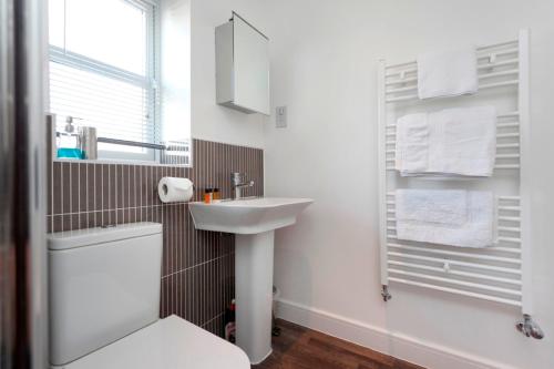 Koupelna v ubytování DBS Serviced Apartments - The Coach House