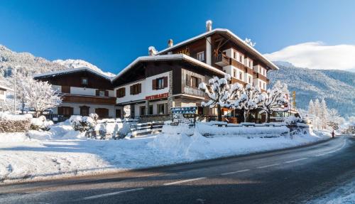Nespecifikovaný výhled na hory nebo výhled na hory při pohledu z hotelu