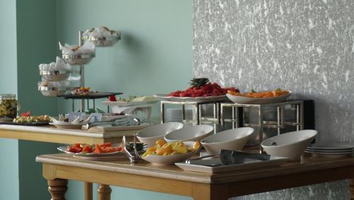 a buffet with bowls of fruit on a table at Quo Quality Hotel in Manizales
