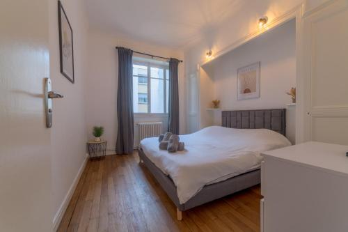 une chambre avec un lit et une fenêtre dans l'établissement Saint Georges Suite Triangle d'Or, à Lyon
