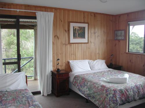 1 dormitorio con cama y ventana en Rainbow House en Denmark