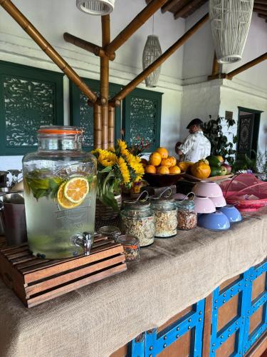 a counter with a jar of water with a lemon in it at Hacienda Bambusa in El Caimo