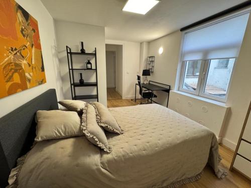 sypialnia z łóżkiem i poduszkami w obiekcie 2 bedroom apartment 1 floor in Blankenberge Vrijheidstraat 3 w mieście Blankenberge