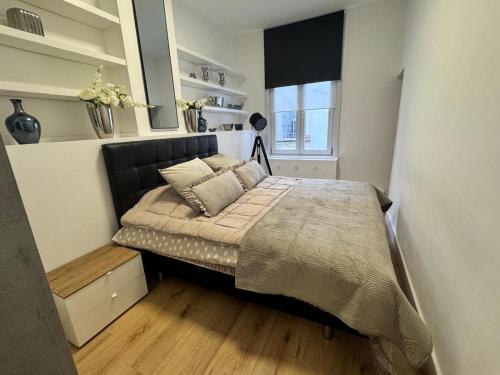 Łóżko lub łóżka w pokoju w obiekcie 2 bedroom apartment 1 floor in Blankenberge Vrijheidstraat 3