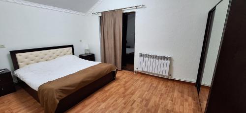 Кровать или кровати в номере Gihon Royal Villas Dilijan