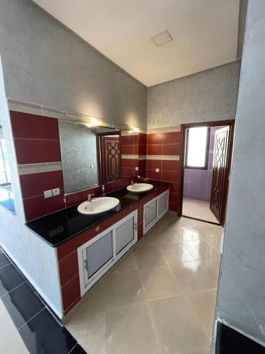 Un baño con dos lavabos y un espejo grande. en Deluxe Private Villa, en Marrakech