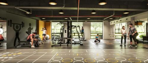 a group of people in a gym at Espectacular loft con club house! in Bogotá