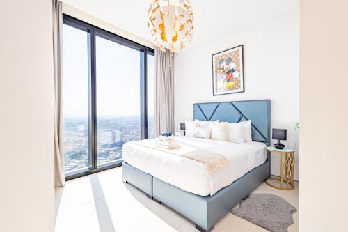 Postel nebo postele na pokoji v ubytování Address JBR: Beachfront Bliss & Sky-high Luxury