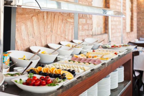 Una línea de buffet con muchos tipos diferentes de comida. en Hotel Pera Parma, en Estambul