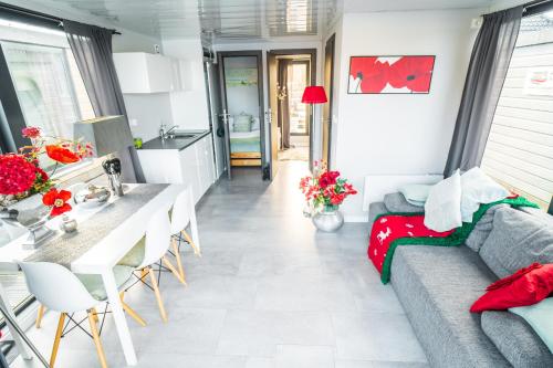 a living room with a couch and a table at Rode Houseboat Zwartsluis in Zwartsluis