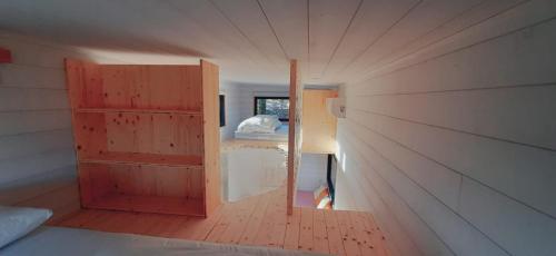 une petite maison avec une porte rouge dans une pièce dans l'établissement Tiny house, à La Brée-les-Bains