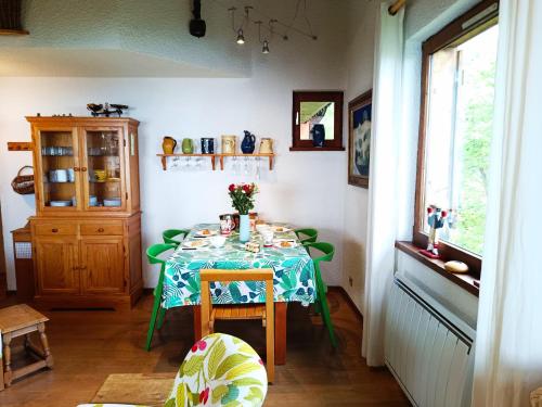 une salle à manger avec une table et un chiffon bleu dans l'établissement Le Tavaillon, à Saint-Gervais-les-Bains