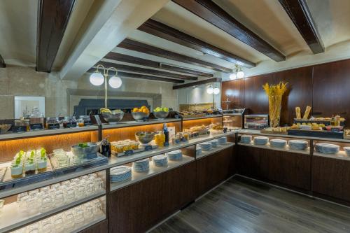 una línea de buffet en un hotel con comida a la vista en Hotel Suizo, en Barcelona
