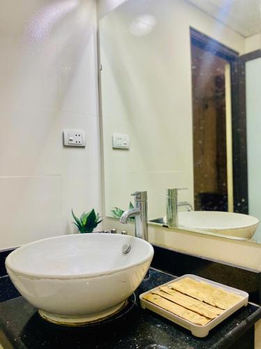 a bathroom with a bowl sink and a mirror at Mây Homestay in Cao Bằng in Cao Bằng