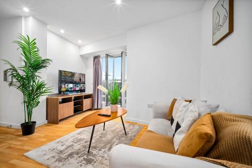 Μια τηλεόραση ή/και κέντρο ψυχαγωγίας στο Elegant Two-Bedroom Apartment - Central Location - Private Parking - Balconies 1109M