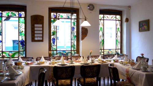 ห้องอาหารหรือที่รับประทานอาหารของ Romantisches Hotel Zur Traube Schwerin