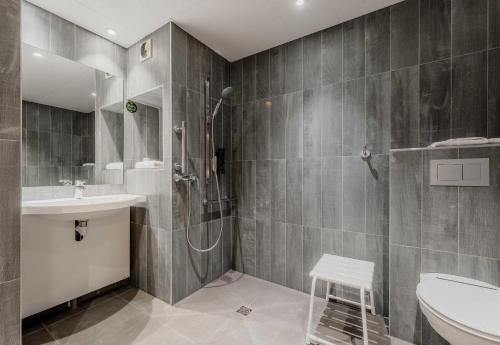 une salle de bain avec une douche, un lavabo et des toilettes dans l'établissement B&B HOTEL Lille Villeneuve d'Ascq Grand Stade, à Villeneuve d'Ascq