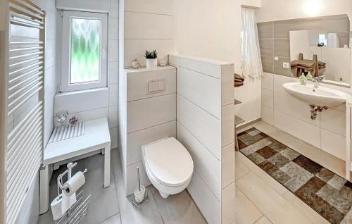 Bilik mandi di Ferienwohnung Eldetal