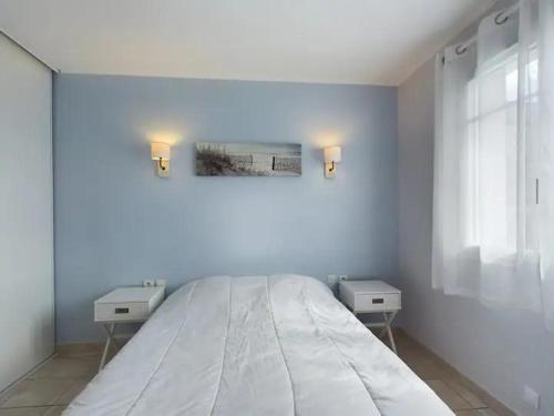 1 dormitorio con 1 cama blanca grande y 2 mesitas de noche en Villa Elisa in Andernos-les-Bains, en Andernos-les-Bains