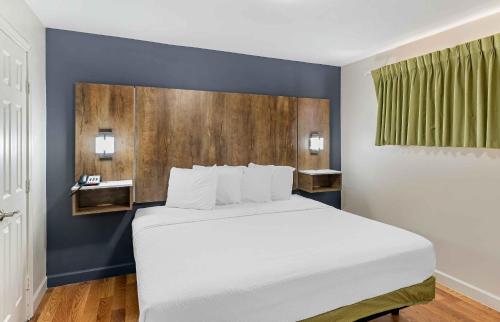 Postel nebo postele na pokoji v ubytování Extended Stay America Select Suites - Odessa