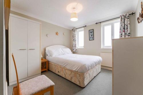 En eller flere senge i et værelse på High Tide - Norfolk Cottage Agency