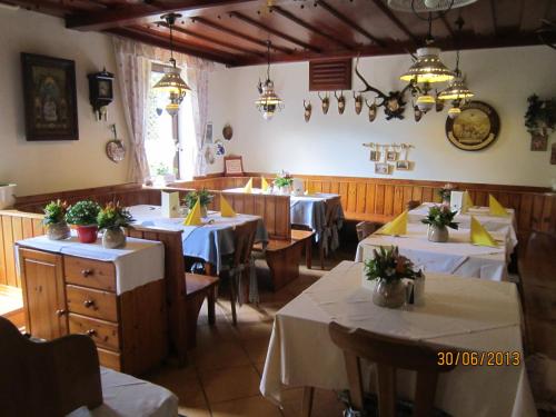 Gallery image of Pension Landhaus Ingrid B&B in Loich